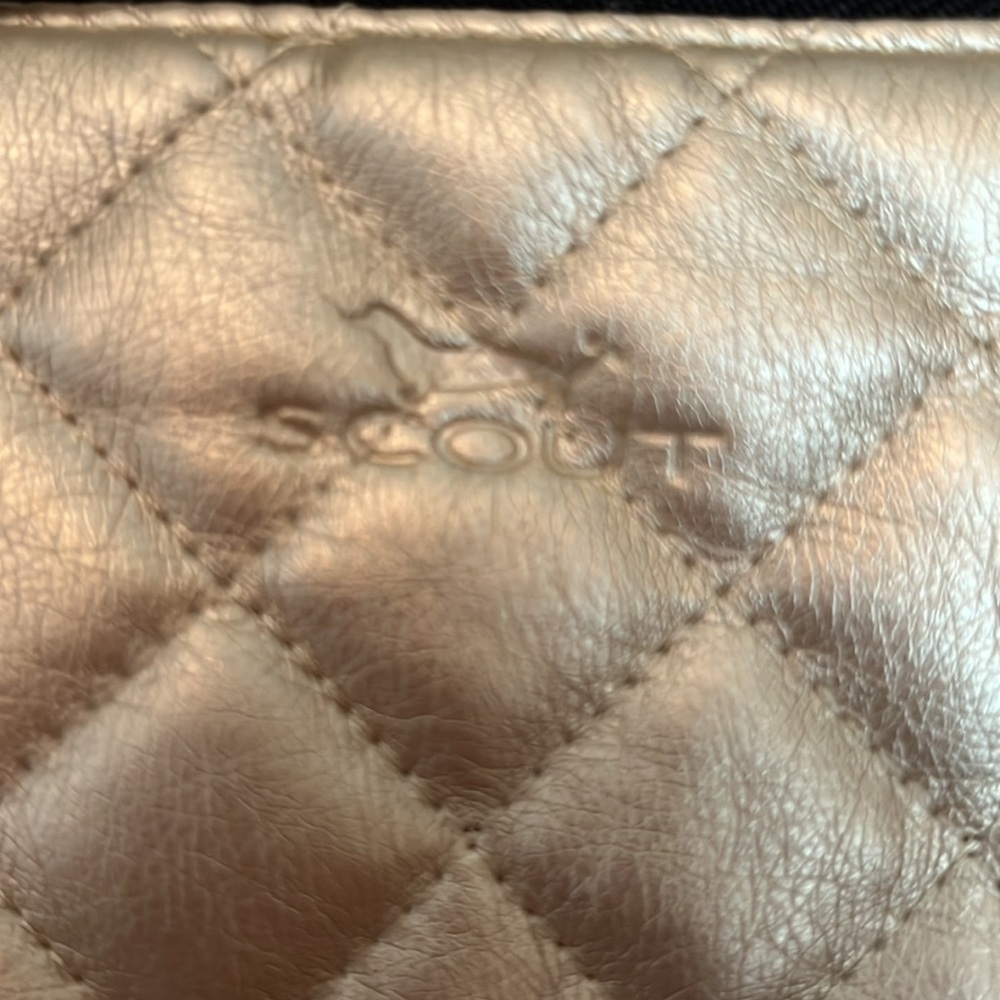 Scout Metallic Gold Quilted Abby Crossbody NWT - Picture 5 of 8